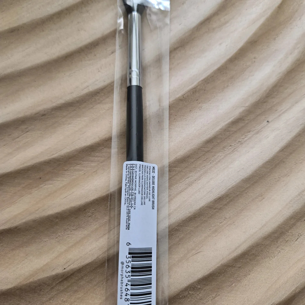 Morphe Deluxe Highlighter M532 Black And Silver Makeup Brush